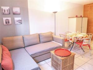 una sala de estar con un sofá y una mesa en Apartment Les Terrasses de la Méditerranée-2 by Interhome, en Saint Pierre La Mer