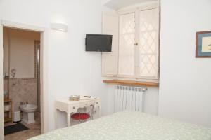 ein Schlafzimmer mit einem Bett und ein Badezimmer mit einem WC in der Unterkunft La Corte di Lisa - Self check-in in Pisa