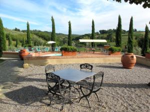 uma mesa e duas cadeiras sentadas num pátio em Villa Le Gallozzole by Interhome em Quercegrossa