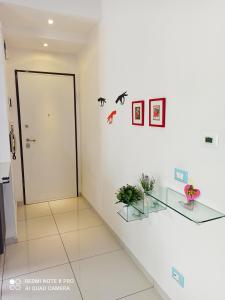 um quarto branco com pássaros na parede em Appartamento comfort a pochi passi dal mare em Montesilvano