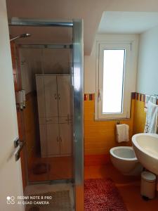 uma casa de banho com um chuveiro e um lavatório. em Appartamento comfort a pochi passi dal mare em Montesilvano