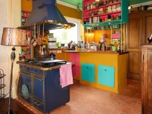 eine farbenfrohe Küche mit einem Herd und einer Theke in der Unterkunft Holiday Home d'artistes by Interhome in Loctudy