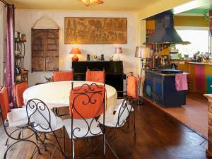 eine Küche mit einem Tisch und Stühlen im Zimmer in der Unterkunft Holiday Home d'artistes by Interhome in Loctudy