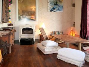 ein Wohnzimmer mit einem Tisch und einem Kamin in der Unterkunft Holiday Home d'artistes by Interhome in Loctudy