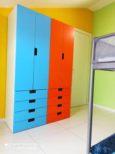 um armário colorido num quarto com uma cama em Appartamento comfort a pochi passi dal mare em Montesilvano