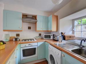 Una cocina o kitchenette en Apartment St Andrews Court by Interhome