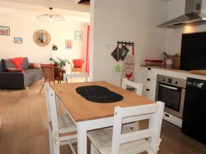 una cucina e un soggiorno con tavolo e sedie di Holiday Home La Charmeuse - GOV203 by Interhome a Goulven