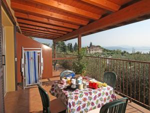 einen Tisch auf dem Balkon eines Hauses in der Unterkunft Holiday Home Villetta by Interhome in Raffa