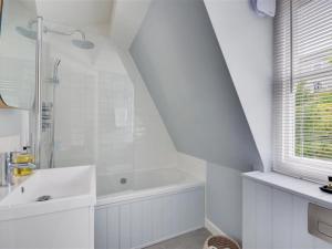 セント・アイヴスにあるHoliday Home Trenwith by Interhomeの白いバスルーム(シャワー、シンク付)