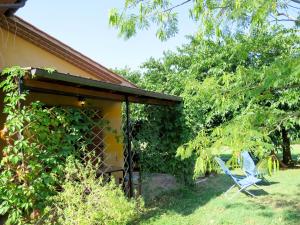 un patio con una silla y una casa en Holiday Home Nord by Interhome, en Castellaccia
