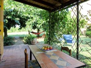 una mesa con un bol de fruta en el patio en Holiday Home Nord by Interhome, en Castellaccia