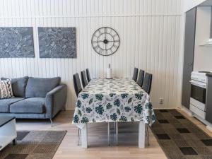 ein Wohnzimmer mit Tisch und Couch in der Unterkunft Holiday Home Lomakatti 7 b by Interhome in Vuokatti