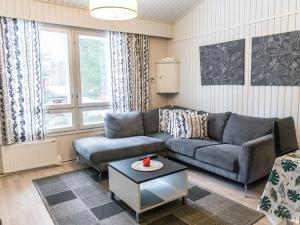 ein Wohnzimmer mit Sofa und Tisch in der Unterkunft Holiday Home Lomakatti 7 b by Interhome in Vuokatti