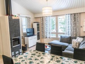 ein Wohnzimmer mit Sofa und Tisch in der Unterkunft Holiday Home Lomakatti 7 b by Interhome in Vuokatti