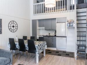 - une cuisine et une salle à manger avec une table et des chaises dans l'établissement Holiday Home Lomakatti 7 b by Interhome, à Vuokatti