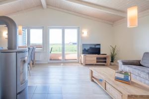 TV a/nebo společenská místnost v ubytování Ferienhaus Strandflieder