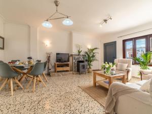 Μια τηλεόραση ή/και κέντρο ψυχαγωγίας στο Holiday Home Gambaner by Interhome