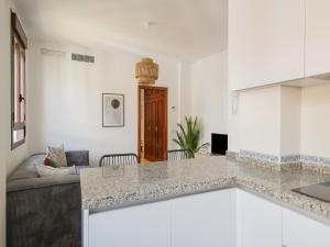 Η κουζίνα ή μικρή κουζίνα στο Apartamentos Santiago