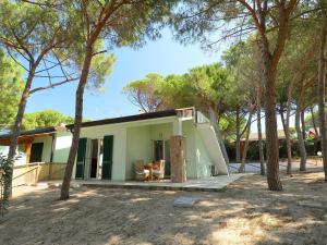 CodaruinaにあるHoliday Home San Pietro Blue by Interhomeの木々が目の前に広がる小さな家