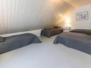 1 Schlafzimmer mit 2 Betten in einem Zimmer in der Unterkunft Holiday Home Tallbacka by Interhome in Bromary