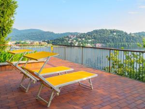 ラヴェーノ・モンベッロにあるVilla Bice by Interhomeのピクニックテーブル3台、景色を望むバルコニー(椅子付)