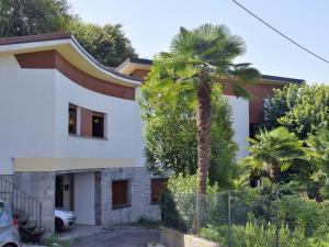 ラヴェーノ・モンベッロにあるVilla Bice by Interhomeのヤシの木が目の前にある家