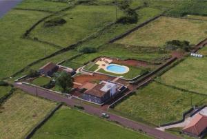 una vista aérea de una casa grande con una pelota de golf en Quinta das figueiras, en Velas