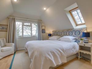 BenendenにあるStudio Bisen by Interhomeのベッドルーム(大きな白いベッド1台、窓付)