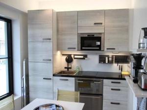 cocina con electrodomésticos de acero inoxidable y mesa en Holiday Home Hanko loft by Interhome en Hanko