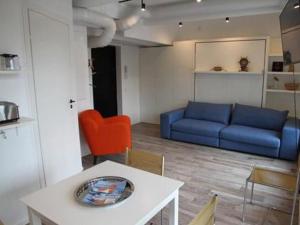 ハンコにあるHoliday Home Hanko loft by Interhomeのリビングルーム(青いソファ、テーブル付)