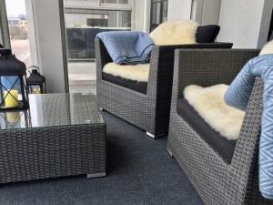 sala de estar con 2 sillas y mesa en Holiday Home Hanko loft by Interhome en Hanko