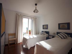 Postel nebo postele na pokoji v ubytování LETS HOLIDAYS Lovely garden house in mar menuda