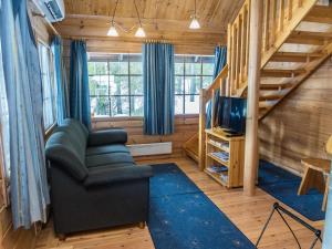 ein Wohnzimmer mit Sofa und Fernseher in der Unterkunft Holiday Home Mustikkaranta by Interhome in Nissi