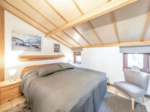 MispelburgにあるHoliday Home Noordzeepark Zeewind 2-3 by Interhomeのベッドルーム1室(ベッド1台、椅子付)