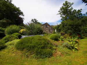 マカンスレスにあるHoliday Home Pernil by Interhomeの茂みの家の前庭