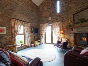 LlanbrynmairにあるHoliday Home Uwch y Foel by Interhomeのリビングルーム(ソファ、暖炉付)