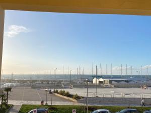 - une vue sur un parking avec des voitures dans l'établissement Alla torre, à San Vincenzo
