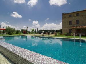 uma grande piscina em frente a um edifício em Holiday Home Il Loto by Interhome em Cortona