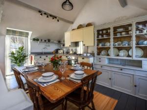 モーファ・ネビンにあるHoliday Home Glanie by Interhomeのキッチン(木製テーブル、椅子付)