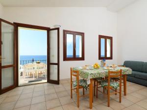 jadalnia ze stołem i widokiem na ocean w obiekcie Apartment Limette 2 by Interhome w mieście Valledoria