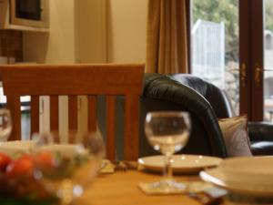 LlanddwyweにあるHoliday Home Idnusia by Interhomeのワイングラス付きテーブル