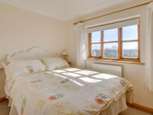 Кровать или кровати в номере Holiday Home Orchard Cottage by Interhome