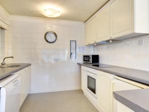 Kuchnia lub aneks kuchenny w obiekcie Apartment Gullsway Upper by Interhome