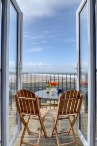 クロイドにあるHoliday Home Spindrift by Interhomeの海の景色を望むバルコニー(椅子2脚、テーブル付)