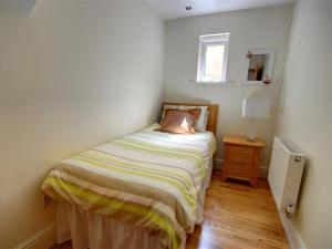 クロイドにあるHoliday Home Spindrift by Interhomeの小さなベッドルーム(ベッド1台、窓付)