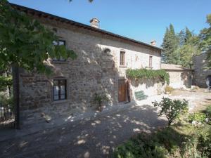 uma vista exterior de uma casa de pedra em Holiday Home La Terrazza by Interhome em Radda in Chianti