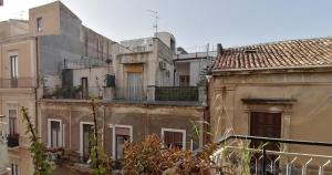 um grupo de edifícios antigos numa cidade em Your Room in Catania em Catânia