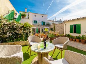 eine Terrasse mit Stühlen und einem Tisch im Hof in der Unterkunft Holiday Home Can Canto by Interhome in Binissalem