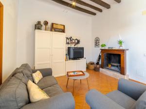 ein Wohnzimmer mit Couch und Kamin in der Unterkunft Holiday Home Can Canto by Interhome in Binissalem + 25 Fotos