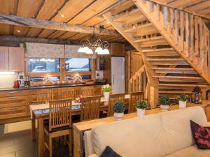 uma cozinha e sala de jantar com uma escada numa casa em Holiday Home Villa aurora by Interhome em Säkkilänvaara